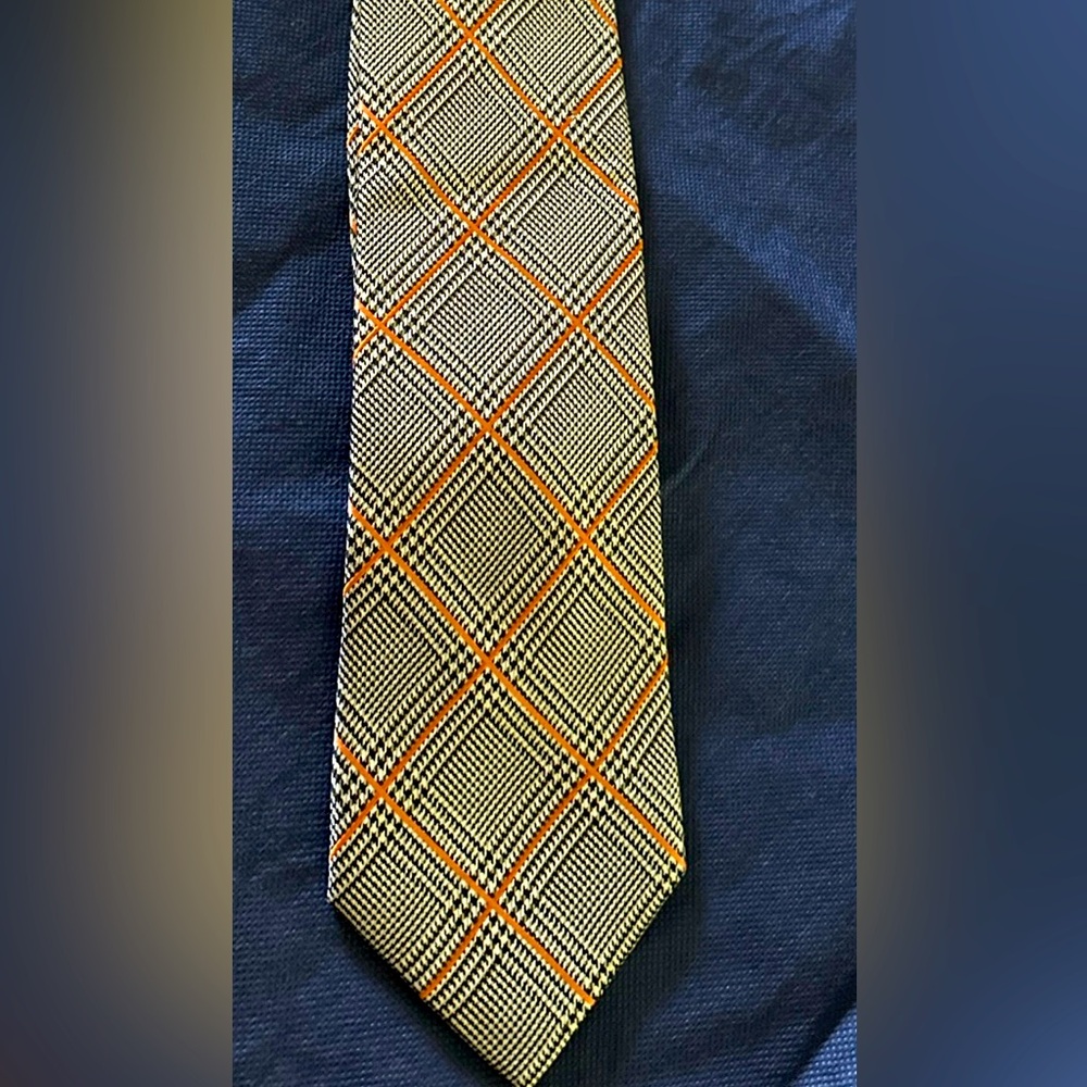Izod silk tie. Modern Black, Orange, gray patterned. EUC.